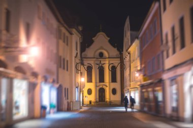 Güzel canlı renkli şehir resmi Fussen, Bayern, Bavyera, Almanya, sokakta turist ve vitrinler ve restoranlar, yakın yürüyüş insanlar ile Bavyera tarzı evler