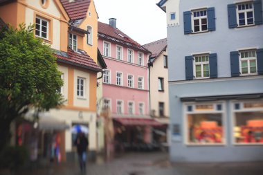 Güzel canlı renkli şehir resmi Fussen, Bayern, Bavyera, Almanya, sokakta turist ve vitrinler ve restoranlar, yakın yürüyüş insanlar ile Bavyera tarzı evler