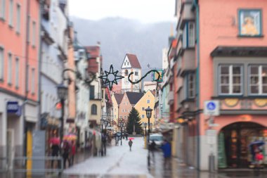 Güzel canlı renkli şehir resmi Fussen, Bayern, Bavyera, Almanya, sokakta turist ve vitrinler ve restoranlar, yakın yürüyüş insanlar ile Bavyera tarzı evler