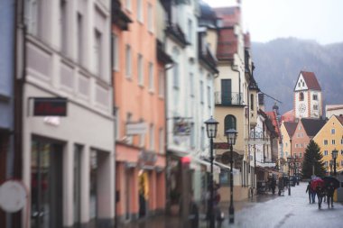 Güzel canlı renkli şehir resmi Fussen, Bayern, Bavyera, Almanya, sokakta turist ve vitrinler ve restoranlar, yakın yürüyüş insanlar ile Bavyera tarzı evler