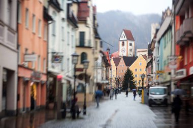 Güzel canlı renkli şehir resmi Fussen, Bayern, Bavyera, Almanya, sokakta turist ve vitrinler ve restoranlar, yakın yürüyüş insanlar ile Bavyera tarzı evler