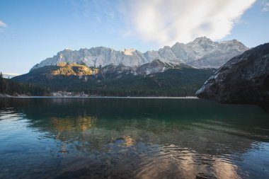 Dağ gölü Eibsee, Bavyera, Almanya, Zugspitze Dağı, Alpler, Europe yakınındaki yer alan üzerinde güneş batmadan, güzel canlı yatay.