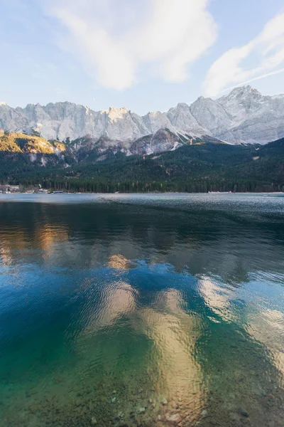 ツークシュピッツェ山、アルプス、ヨーロッパ付近のドイツ、バイエルン州にある、山湖 Eibsee に日没と美しい活気のある風景. — ストック写真