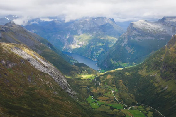 Imagem clássica de verão do vale norwegian e fiorde Geirangerfjord a partir do deck de observação Dalsnibba mountatin — Fotografia de Stock