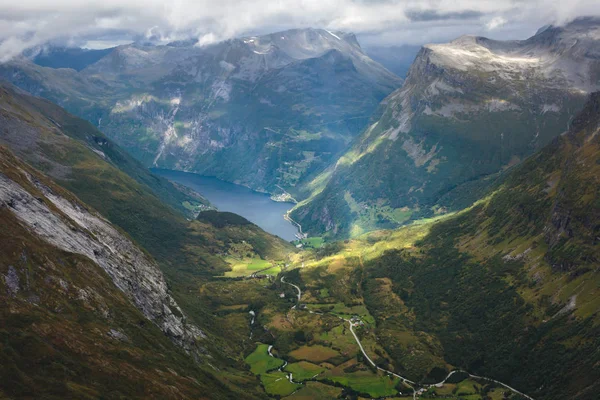 Imagem clássica de verão do vale norwegian e fiorde Geirangerfjord a partir do deck de observação Dalsnibba mountatin — Fotografia de Stock