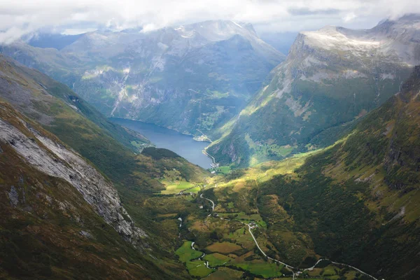 Imagem clássica de verão do vale norwegian e fiorde Geirangerfjord a partir do deck de observação Dalsnibba mountatin — Fotografia de Stock