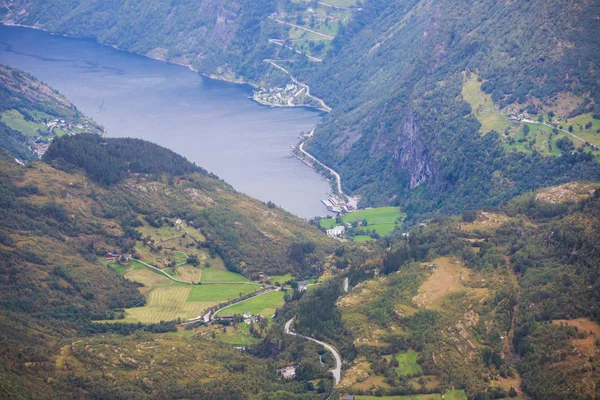 Klasyczne letnie obraz norweski doliny i fiord Geirangerfjord z tarasu widokowego mountatin Dalsnibba — Zdjęcie stockowe