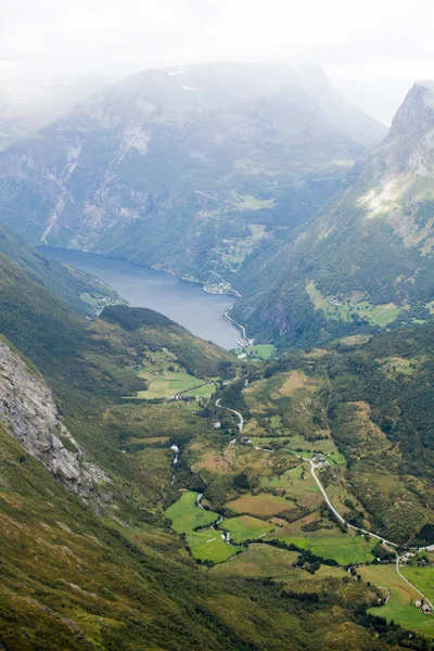 Класичний літніх малюнок Норвезька долини, фіорд Гейрангерфьорд з оглядового майданчика Dalsnibba mountatin — стокове фото