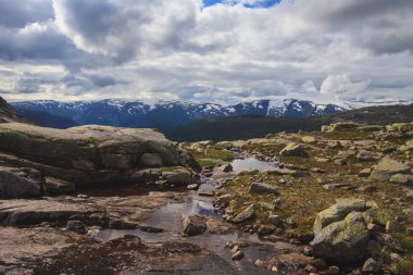 Klasik Norveç İskandinav yaz dağ manzarası görüntülemek dağlar, fiyort, mavi gökyüzü, Norveç, Lofoten Adaları ile göl