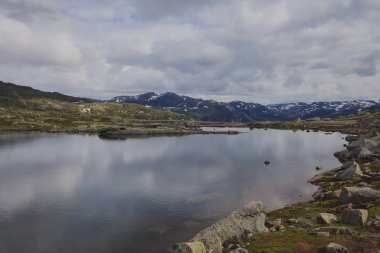 Klasik Norveç İskandinav yaz dağ manzarası görüntülemek dağlar, fiyort, mavi gökyüzü, Norveç, Lofoten Adaları ile göl