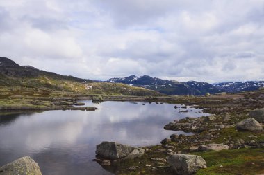 Klasik Norveç İskandinav yaz dağ manzarası görüntülemek dağlar, fiyort, mavi gökyüzü, Norveç, Lofoten Adaları ile göl