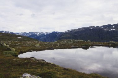 Klasik Norveç İskandinav yaz dağ manzarası görüntülemek dağlar, fiyort, mavi gökyüzü, Norveç, Lofoten Adaları ile göl