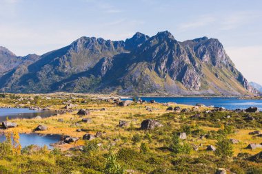 Klasik Norveç İskandinav yaz dağ manzarası görüntülemek dağlar, fiyort, mavi gökyüzü, Norveç, Lofoten Adaları ile göl