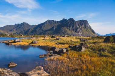 Klasik Norveç İskandinav yaz dağ manzarası görüntülemek dağlar, fiyort, mavi gökyüzü, Norveç, Lofoten Adaları ile göl