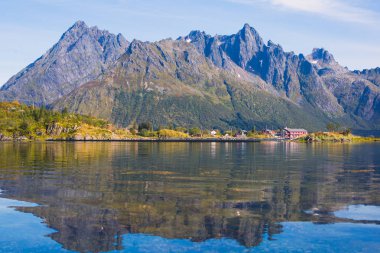 Klasik Norveç İskandinav yaz dağ manzarası görüntülemek dağlar, fiyort, mavi gökyüzü, Norveç, Lofoten Adaları ile göl