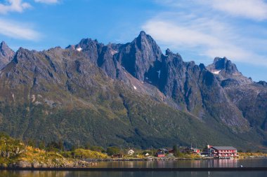 Klasik Norveç İskandinav yaz dağ manzarası görüntülemek dağlar, fiyort, mavi gökyüzü, Norveç, Lofoten Adaları ile göl