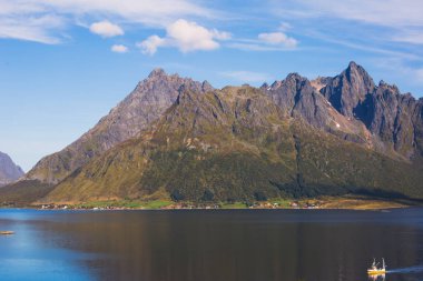 Klasik Norveç İskandinav yaz dağ manzarası görüntülemek dağlar, fiyort, mavi gökyüzü, Norveç, Lofoten Adaları ile göl
