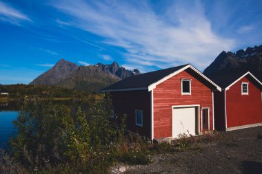 Klasik Norveç İskandinav yaz dağ manzarası görüntülemek dağlar, fiyort, mavi gökyüzü, Norveç, Lofoten Adaları ile göl