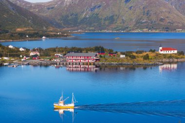 Klasik Norveç İskandinav yaz dağ manzarası görüntülemek dağlar, fiyort, mavi gökyüzü, Norveç, Lofoten Adaları ile göl
