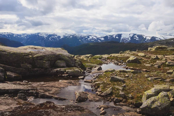 Vista clássica da paisagem da montanha do verão escandinavo norwegian com montanhas, fiorde, lago com um céu azul, Noruega, Ilhas Lofoten — Fotografia de Stock