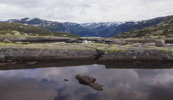 Vista clássica da paisagem da montanha do verão escandinavo norwegian com montanhas, fiorde, lago com um céu azul, Noruega, Ilhas Lofoten — Fotografia de Stock