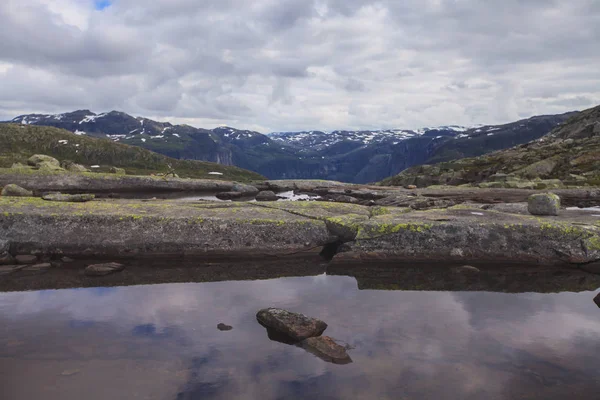 Vista clássica da paisagem da montanha do verão escandinavo norwegian com montanhas, fiorde, lago com um céu azul, Noruega, Ilhas Lofoten — Fotografia de Stock