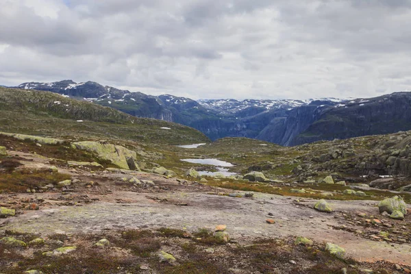 Vista clássica da paisagem da montanha do verão escandinavo norwegian com montanhas, fiorde, lago com um céu azul, Noruega, Ilhas Lofoten — Fotografia de Stock