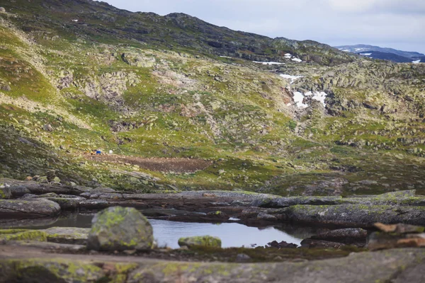 Clásico noruego escandinavo verano montaña paisaje vista con montañas, fiordo, lago con un cielo azul, Noruega, Islas Lofoten —  Fotos de Stock