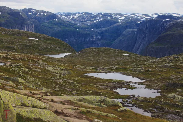 Klassische norwegische Sommer-Berglandschaft mit Bergen, Fjord, See mit blauem Himmel, Norwegen, erhabene Inseln — Stockfoto