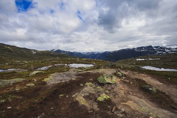 Vista clássica da paisagem da montanha do verão escandinavo norwegian com montanhas, fiorde, lago com um céu azul, Noruega, Ilhas Lofoten — Fotografia de Stock