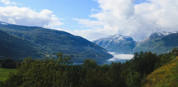 Zobrazit klasický norský skandinávský letní horské krajiny s hory, fjord, jezero s ostrovy Lofoty modrá obloha, Norsko, — Stock fotografie