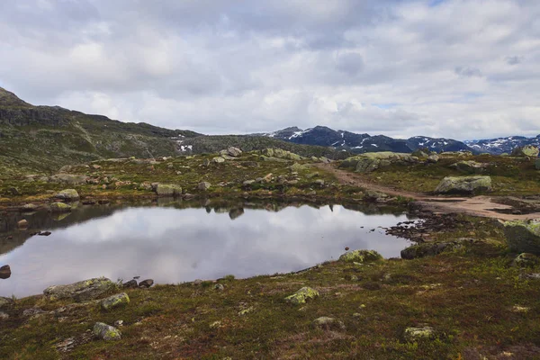 Vista clássica da paisagem da montanha do verão escandinavo norwegian com montanhas, fiorde, lago com um céu azul, Noruega, Ilhas Lofoten — Fotografia de Stock