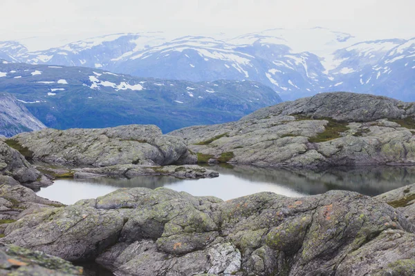 Vista clássica da paisagem da montanha do verão escandinavo norwegian com montanhas, fiorde, lago com um céu azul, Noruega, Ilhas Lofoten — Fotografia de Stock