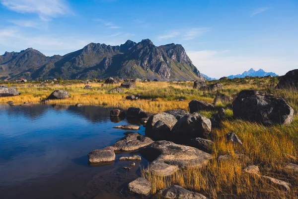 Zobrazit klasický norský skandinávský letní horské krajiny s hory, fjord, jezero s ostrovy Lofoty modrá obloha, Norsko, — Stock fotografie