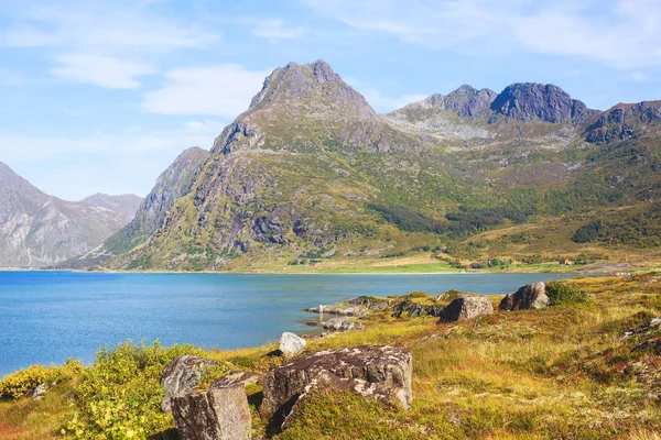 Klasik Norveç İskandinav yaz dağ manzarası görüntülemek dağlar, fiyort, mavi gökyüzü, Norveç, Lofoten Adaları ile göl