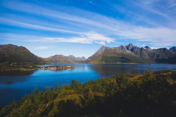 Klassische norwegische Sommer-Berglandschaft mit Bergen, Fjord, See mit blauem Himmel, Norwegen, erhabene Inseln — Stockfoto