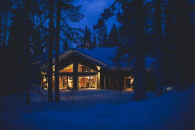 Bir kayak merkezi gece zamanında yamaçlarında yakınındaki güzel İskandinav Finlandiya İsveç Norveç ahşap yazlık kabin