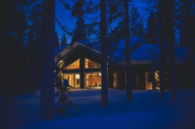 Bir kayak merkezi gece zamanında yamaçlarında yakınındaki güzel İskandinav Finlandiya İsveç Norveç ahşap yazlık kabin