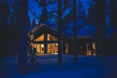 Bir kayak merkezi gece zamanında yamaçlarında yakınındaki güzel İskandinav Finlandiya İsveç Norveç ahşap yazlık kabin