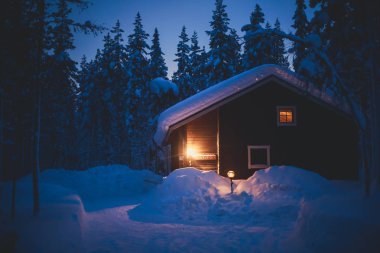 Bir kayak merkezi gece zamanında yamaçlarında yakınındaki güzel İskandinav Finlandiya İsveç Norveç ahşap yazlık kabin