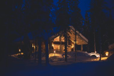 Bir kayak merkezi gece zamanında yamaçlarında yakınındaki güzel İskandinav Finlandiya İsveç Norveç ahşap yazlık kabin