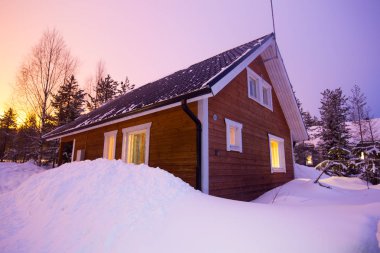 Bir kayak merkezi gece zamanında yamaçlarında yakınındaki güzel İskandinav Finlandiya İsveç Norveç ahşap yazlık kabin