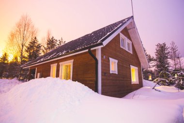 Bir kayak merkezi gece zamanında yamaçlarında yakınındaki güzel İskandinav Finlandiya İsveç Norveç ahşap yazlık kabin