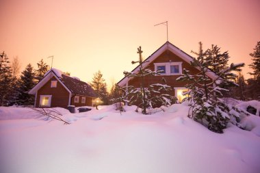 Bir kayak merkezi gece zamanında yamaçlarında yakınındaki güzel İskandinav Finlandiya İsveç Norveç ahşap yazlık kabin