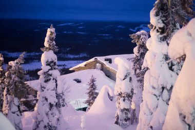 Bir kayak merkezi gece zamanında yamaçlarında yakınındaki güzel İskandinav Finlandiya İsveç Norveç ahşap yazlık kabin