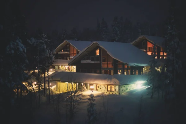 Hermoso escandinavo finlandés sueco noruego cabaña de madera cerca de pistas en una estación de esquí en la noche —  Fotos de Stock