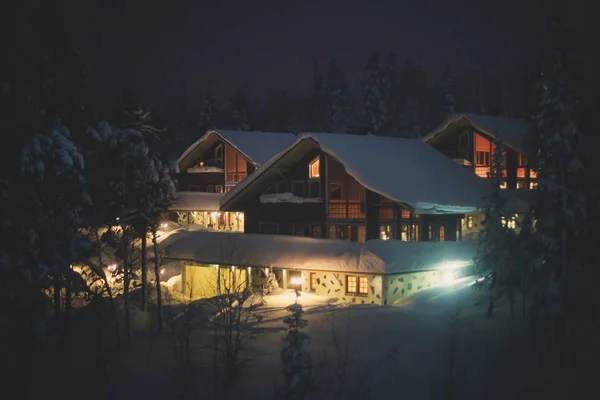 Piękny skandynawskich Fiński Szwedzki norweski drewniany domek domku w pobliżu stoków narciarskich w ośrodku narciarskim w porze nocnej — Zdjęcie stockowe