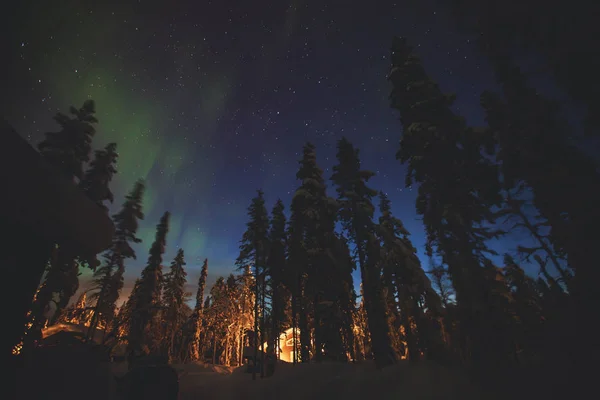 Gyönyörű skandináv finn svéd norvég faház faház közelében fekszik, egy sípálya az éjszakai a — Stock Fotó