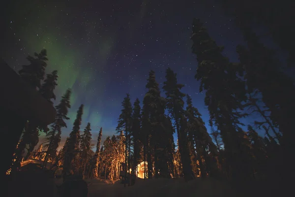 Hermoso escandinavo finlandés sueco noruego cabaña de madera cerca de pistas en una estación de esquí en la noche — Foto de Stock