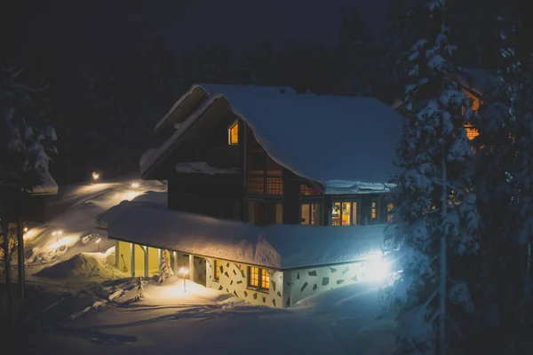 Krásné skandinávské finská švédská norský dřevěná chata srubu nedaleko sjezdovek v lyžařském středisku v noční době — Stock fotografie